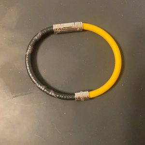 Louis Vuitton bracelet cost 500 selling for 300